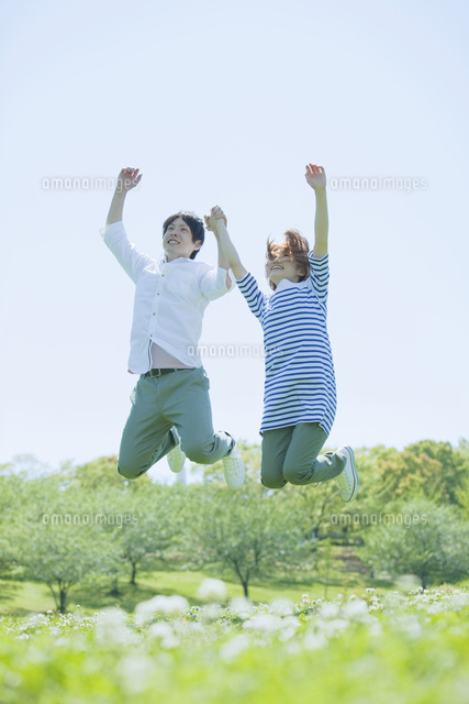 手をつなぐ カップルの写真素材写真素材なら「写真AC」無料 フリー ダウンロードOK