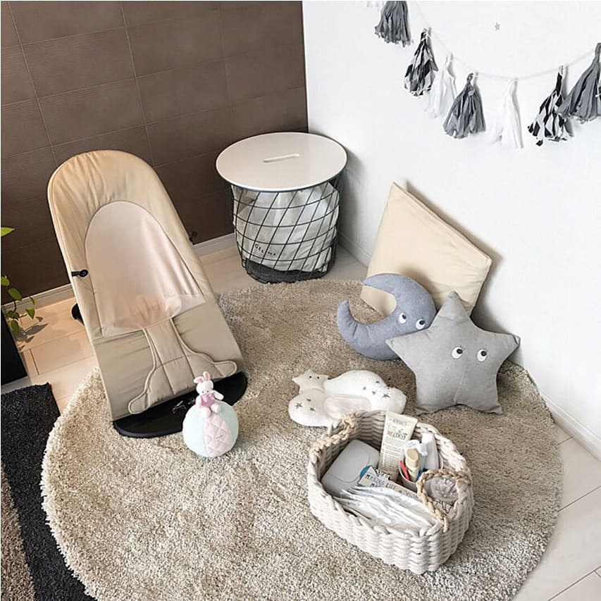 ダイニングからキッチンへ リビングコット ベビーベッド, yamatoya史上いちばん小さなベビーベッド。,だから、キッチン横のちょっとしたスペースにもすっきり置ける♪, 朝食のあと、ダイニングからキッチンへ。,赤ちゃんを抱っこしなくても、そのまま一緒に移動OK！, 小さいって、じつはとっても快適♪, 家事のあいだも、赤ちゃんをすぐそばに🍼,赤ちゃんもママパパも安心の空間「リビングコット