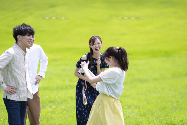 目が合うと笑ってくれる女性の心理とは？勘違いを防ぎ、アプローチに役立つポイントを解説！MEN'S GOAT