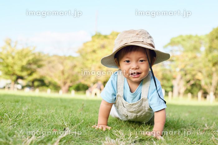 芝生の上に座って赤ちゃんの肖像画の写真素材・画像素材 Image 84503368