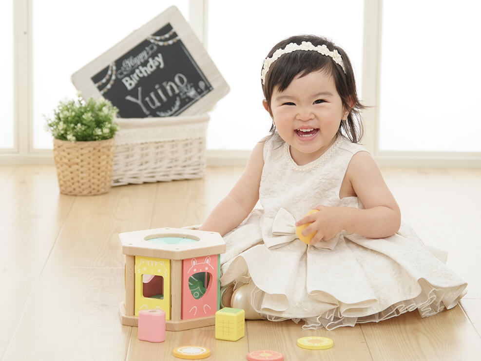 1歳の誕生日に家族写真の撮影がおすすめ！撮り方・衣装を解説 - ハピリィフォトスタジオ