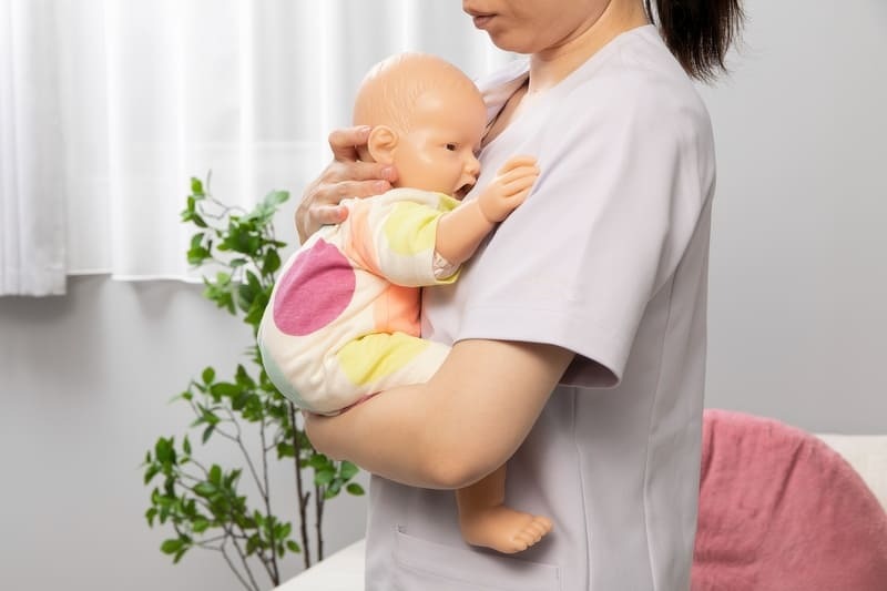 助産師監修 赤ちゃんの抱っこのコツを動画で解説ベビーカレンダ