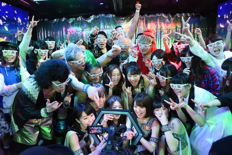 アプガ、「パーリーピーポーエイリアン」MVで人類パリピ化計画進行中。nunettesコラボもBARKS