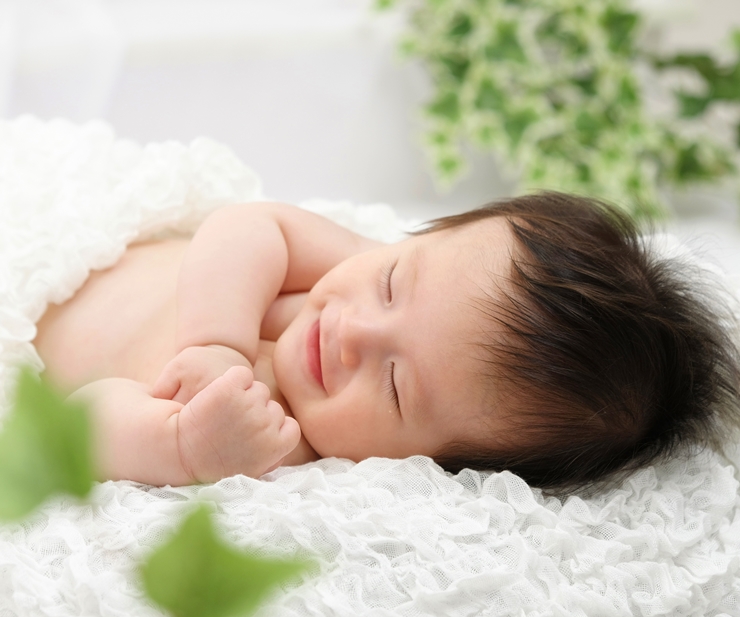 ♡ ⁡ ⁡ ▸▸▸ 生理的微笑 ⁡ ⁡ ⁡ 新生児微笑、天使の微笑とも言いますね ♡ ⁡ ⁡ 産まれてすぐの時に奇跡的に撮れたもの 𓆸𓈒𓂂1-2秒程度だから動画にしててたまたま映った 写真では撮るの難しいかも𓂅 ⁡ ⁡ ⁡ この時期特有の生理的な笑いで 不随意運動として起こるもの