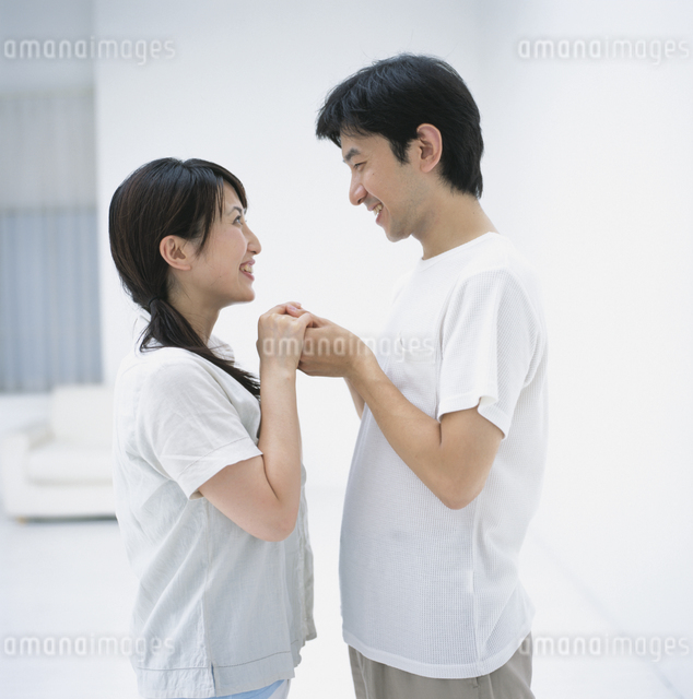 恋人繋ぎ つなぎ 」をする心理って？ 自然に手を繋ぐテクニックも解説