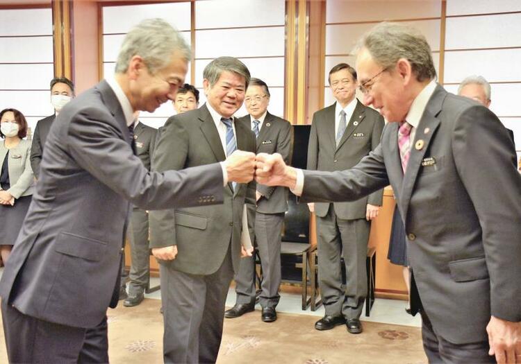 1,117 グータッチ Stock Videos, Footage, & 4K Video Clips - Getty Imagesハイタッチ,Touching fist