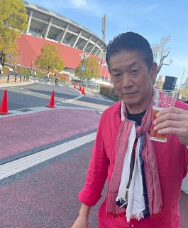 雛子さんが撮った親子2ショット3連発✨と撮影が終わってお疲れ様の慶彦さん😀 慶彦さんも娘さんの前ではこんな事もしてくれるんですね❗️といつも緊張しながら撮影にのぞむスタッフは思ったに違いないでしょう 💦YouTubeにもどんどんストイックになってくれている慶彦