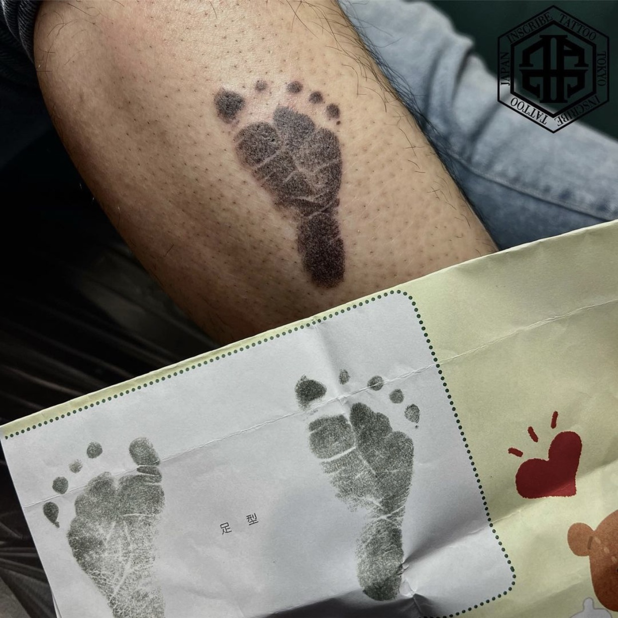 黒一色の花束、コンパス、足型tattooSTROKER TATTOO