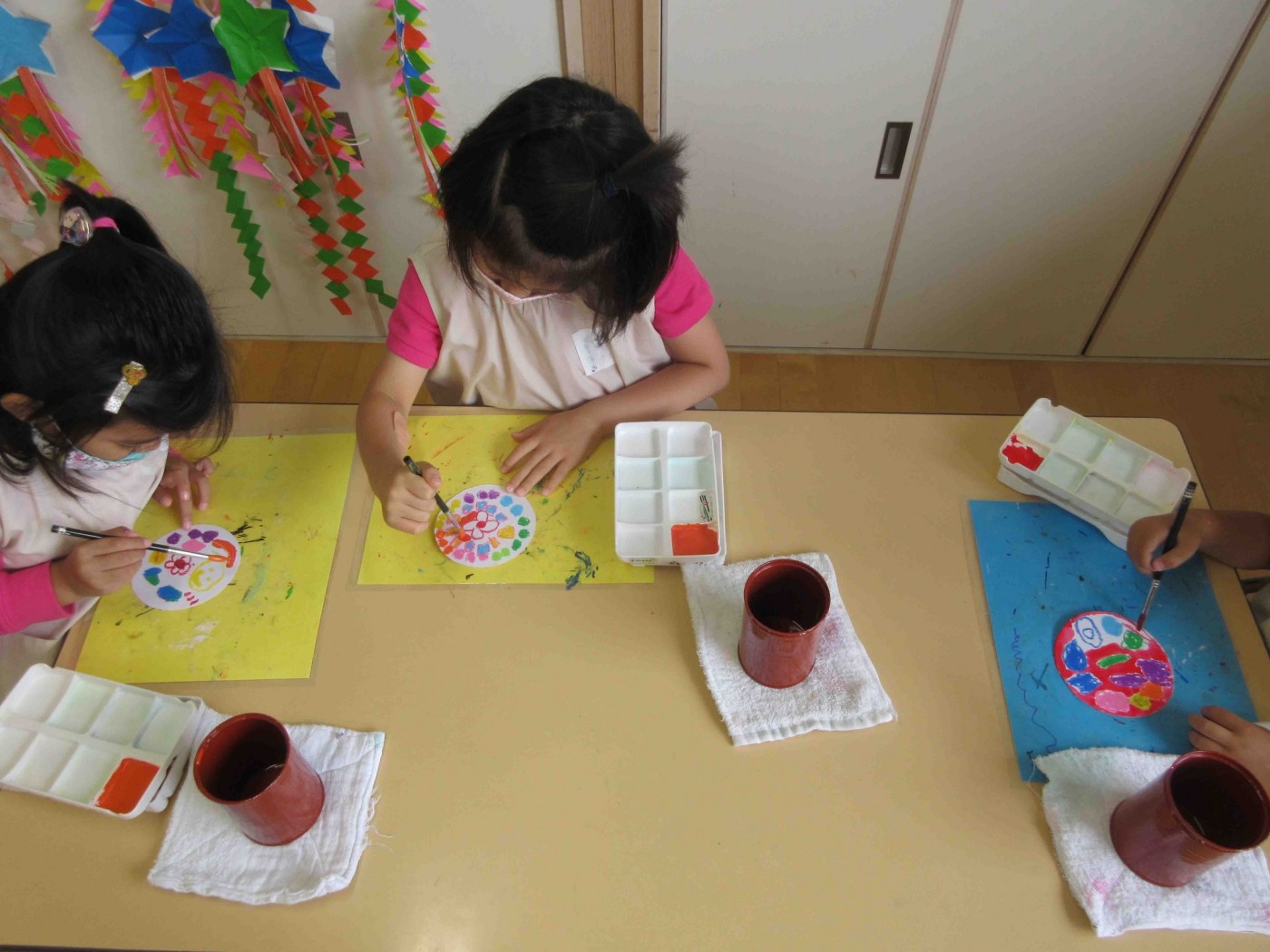 保育園の雨の日の過ごし方☔️, 室内遊びの様子を紹介します！, 🌟0歳児クラスはボールプール, 🌟1歳児クラスは新聞紙ビリビリ,🌟4.5歳児クラスはブロック、塗り絵、おままごとなどそれぞれ好きな遊びを楽しみます☺️,KAPLA カプラ やLaQ ラキュー など人気のおもちゃもたくさんあります！,KAPLAを遊んでいる様子は以前投稿したので、そちらも是非見てみてください✨,
