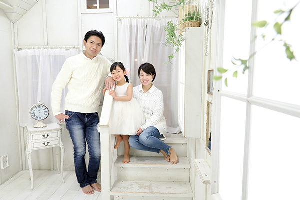 家族写真で年賀状を おしゃれな撮影のコツやアイディア、注意点を解説フォトスタジオ ハピスタ 家族写真・子供写真・七五三