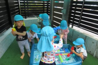 お水遊びだ〜いすき♡ 2歳児・マッシュルーム組メリーランド保育園