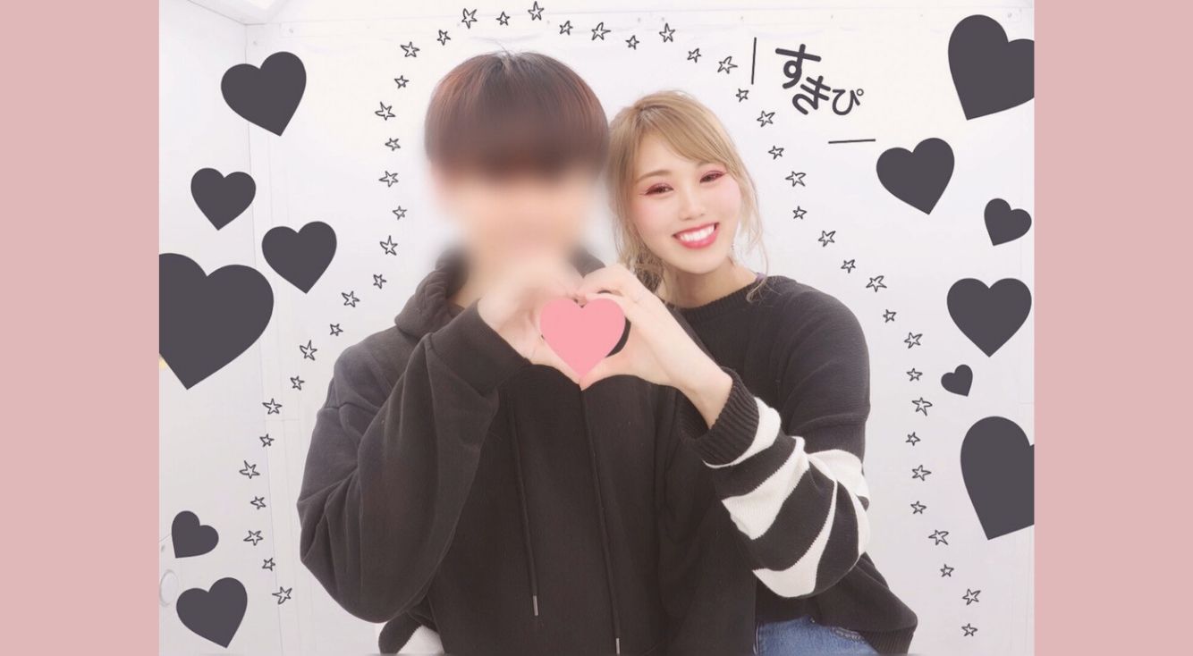 ハートマークを作るカメラ目線のカップル