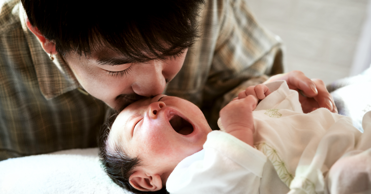 砂場で遊ぶ 砂がついている手で目をこする赤ちゃん 汚れた手で目を擦るの写真素材66474842- PIXTA