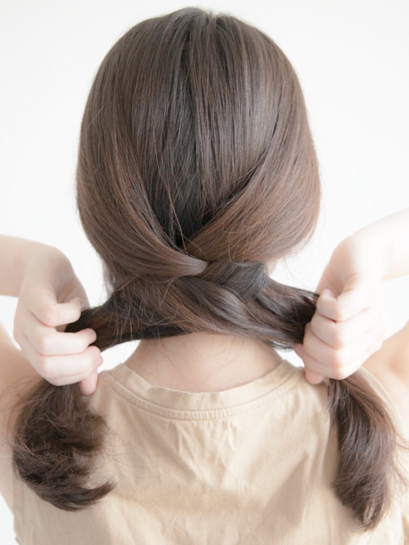 4歳娘のヘアアレンジ♡ 崩れにくさ重視の登園ヘアです👧🏻通っている園では途中で着替えたり、帽子をかぶったり、お昼寝するので、邪魔にならないように気をつけています😊 プールの時のアレンジをしてみました😊水泳帽をかぶっても大丈夫なアレンジです🙆‍♀️✨とにかく帽子をかぶりやすいようにコンパクトにして、横もパラパラ落ちてこないように細かく結んでいます☺️