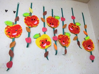 こんばんは🌝わたこ先生です☆ . 本日は、0・1歳児向け☆秋の製作ちぎってぺったんして立体りんごを作ります☆ .材料○白色画用紙○色画用紙 ○赤色折り紙 無地、柄物.道具○はさみ ○のり ○白色ペン 名前を書く際に使用. ○作り方は画像を見てね