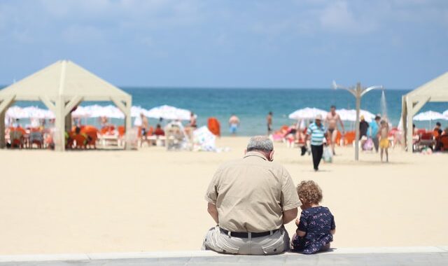 誰でもジブリ風イラスト作成をしてみました。孫たちは最高に可愛いですが、自分はこんなにも老け顔になるのか。サ・イ・ア・クもしかしたら、若い時の写真を使用すれば絵になるかもしれない