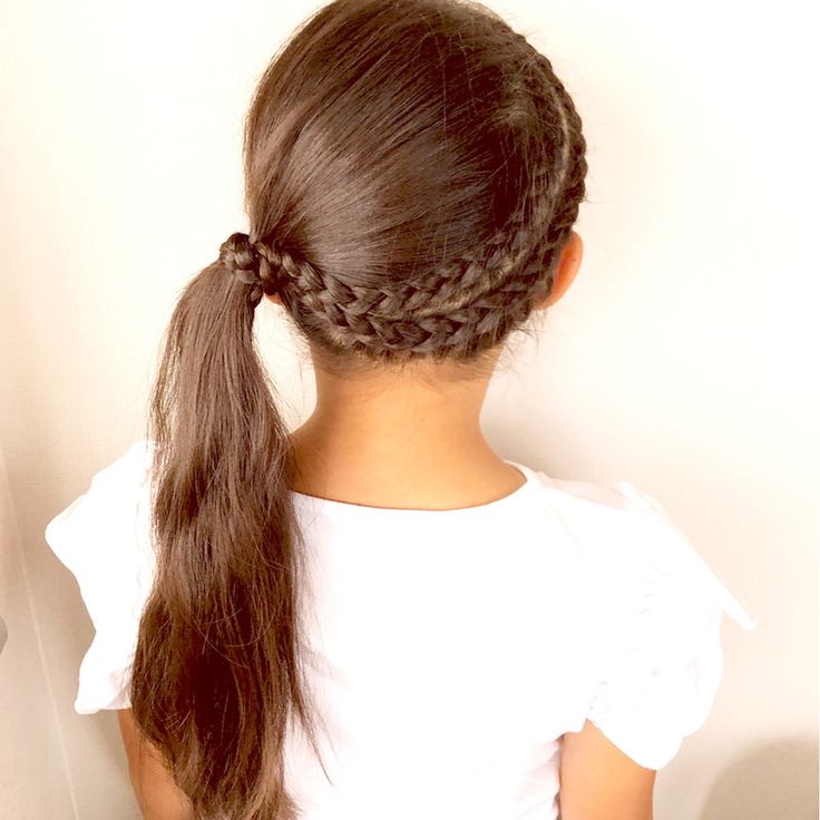 サイドからのロープ編みをそのまま三つ編みにしてリボン🎀 昨日の昼寝後2回目のアレンジなのでボサってます😉お手洗いの鏡に映る自分の髪がボサボサだと鏡を見たくないって発狂するので渋々整えます😩幼稚園幼稚園年少登園ヘア登園今日のヘアアレンジくせ毛