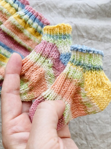 魔法の毛糸”でクリスマス「平和の靴下」の編み方とラッピングのアイデア 梅村マルティナさんクリスマスのおすすめ記事 - 天然生活web