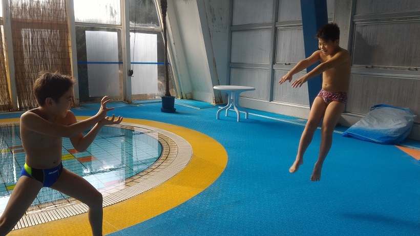 育成合宿プールの中心で寒いと叫ぶ