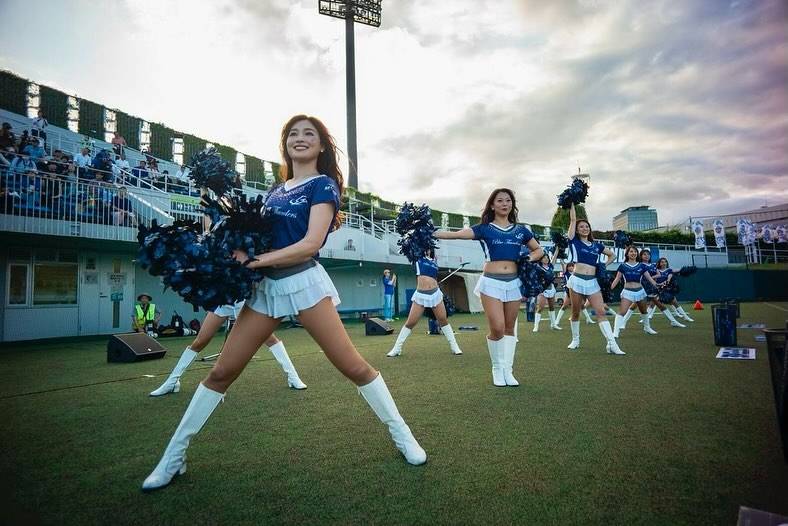 土屋太鳳、姉・炎伽とCM共演で手つなぎオフショット 仲良し美女姉妹に反響「口元そっくり」「双子みたい」 1 2ねとらぼ