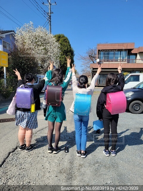 ランドセルを背負った女の子 後ろ姿 小学生の女の子 ボディパーツ パーツカット ランドセル 小学生の写真素材20019388- PIXTA