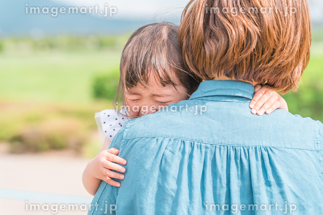 女の子後ろから抱える父親 33001000206 の写真・イラスト素材アマナイメージズ