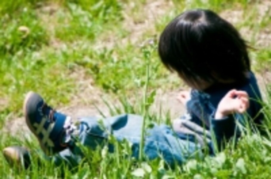 幼い子が新鮮な野菜を作る 幼い子供の肖像画 幼い子どもが野菜のボウルで料理するPremium AI生成PSD