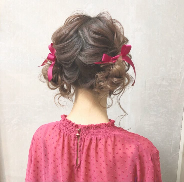 簡単おしゃれなキッズヘアアレンジ🪞 @fancykyon_kidshair アナ風👸ハーフアップ ①左右の髪の毛を三つ編みして引き出す②頭の後ろでそれぞれの三つ編みに通す ③下の髪をすこしすくって通した三つ編みと結ぶ ④ゴムを外してブラシで全体をとかす YouTubeで見つけた