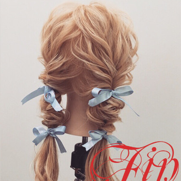 今日はくるりんぱツインテール🤍 身体測定があるので邪魔にならないようにツインにしたよ🌷 アクセは @sand_bebe_ さま♡ 色合いもポップで 可愛い💜🤍💛 来週遠足なんだけど遠足の為の練習ランチが今日で2回目😳 園庭で食べるお弁当子どもたちはそれだけで嬉しいよね