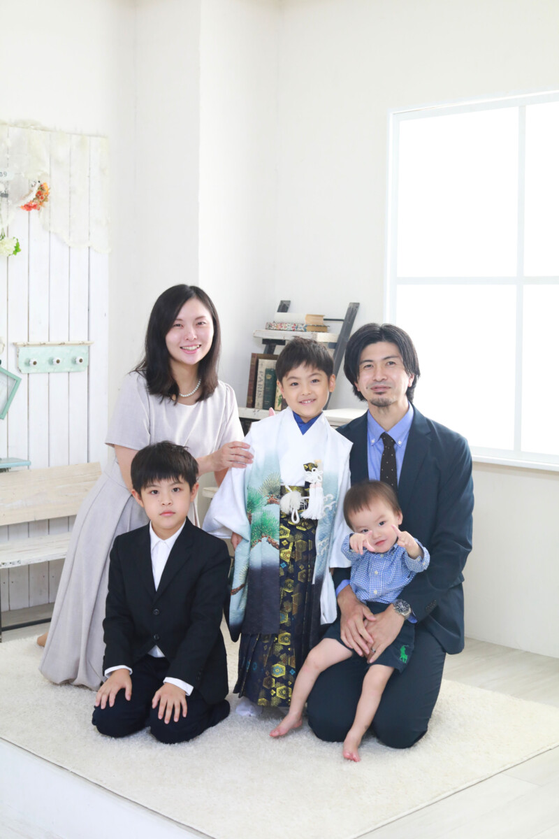 ポーズもかわいい！🤍 * *七五三しちごさん753七五三3歳女の子3歳女の子被布着物七五三レンタル七五三撮影ファインダー越しの私の世界カメラ好きな人と繋がりたい七五三着物レンタルきものkimono着物レンタル京都着物着物きものrenca