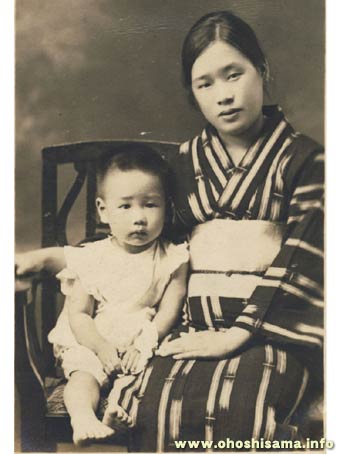 昭和の変な子供服選手権 これおかしくないですか？ 股間に亀 カメ かめ肩もガンダムだし 髪型もおかしいし とにかく様子おかしすぎ！お母さん なんでこれ買ったの？ 誰も参加してくれないと わたし優勝しちゃいますので 是非！挑戦待ってます！🤣 隣でお姉ちゃん普通に