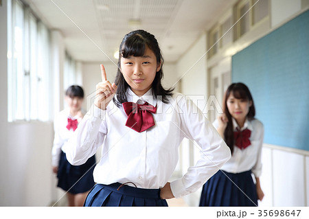 中学生女の子」の1.3万点のロイヤリティフリー画像、写真素材、絵Shutterstock