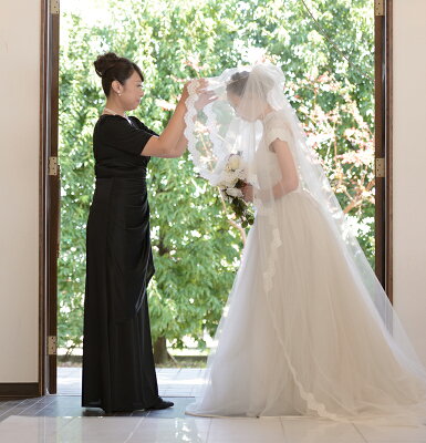 オシャレなマザードレスを上品に着こなす。新郎新婦の母ハウツードレスアップ新郎新婦の母親ドレス マザードレスレンタル