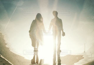 恋人つなぎをする男女の心理とは？ 付き合う前後の気持ちを解説「マイナビウーマン」