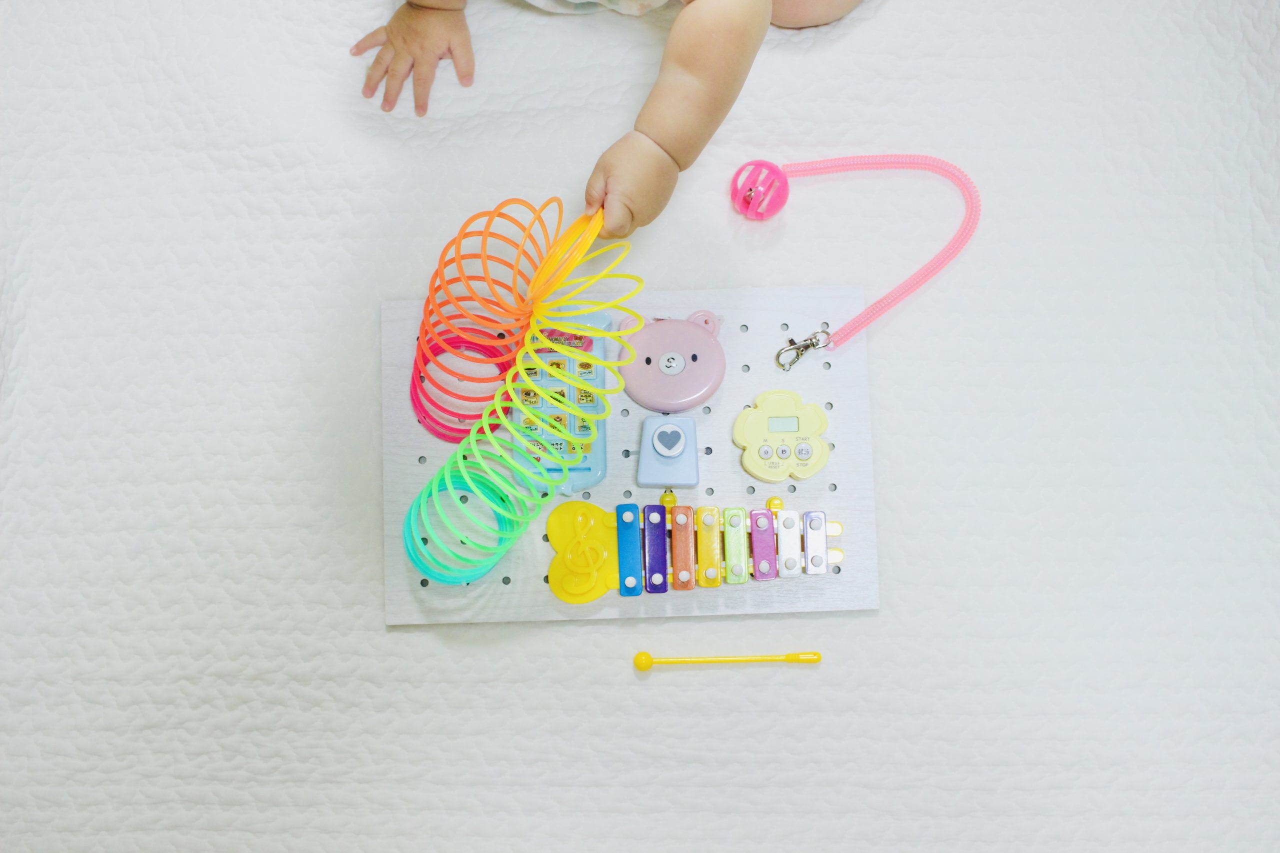 おすすめの子供の手作りおもちゃをご紹介‼️, @hamuko_chiikuさんの投稿をご紹介させていただきます🥰, 👇詳細はこちら,用意したもの , ✅R1の空きボトル, これくらいの小さいボトルであれば, 赤ちゃんでも掴んで楽しむことができます😍, ✅画用紙, ✅塩,✅パステル, ダイソーで購入, ✅ビニールテープ, ✼•• ••✼•• ••✼, 廃材と100均の材料を使って,