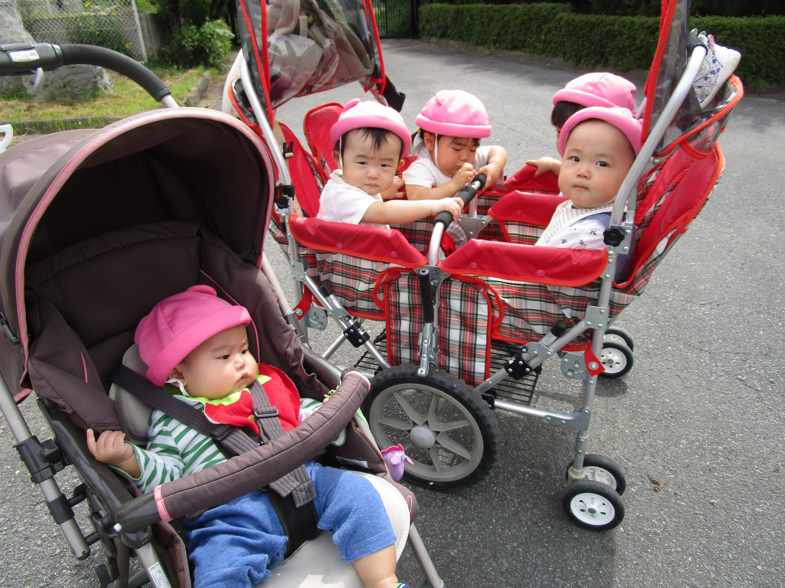 お散歩カート 幼児・園児を安全に移動させるのに役立つ保育園の備品保育のカタログ ウェブマガジン