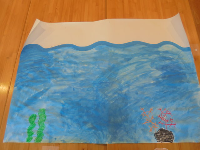 1歳児からできるシール貼り遊び。紙皿でカラフルなお魚を作ろう保育士の転職・採用は 保育士バンク！