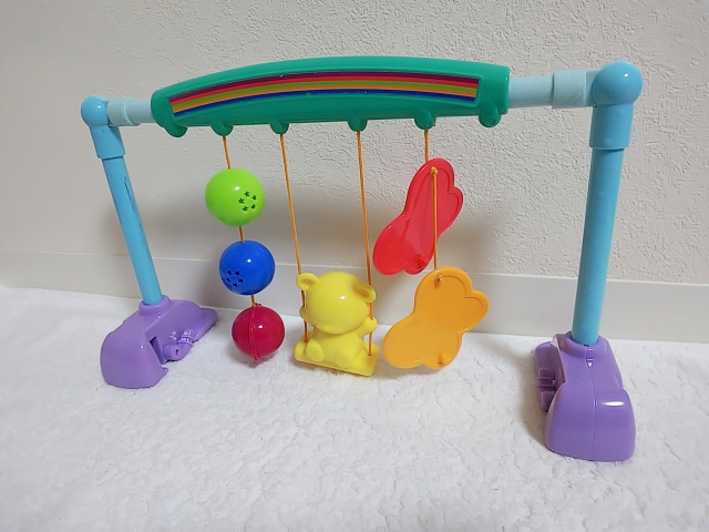 ⭐️100均おもちゃ⭐️ 0歳と言えば引っ張るおもちゃと 落とすおもちゃ！ 引っ張るおもちゃは色々作りました。 これは一番簡単な物。ダイソーのシェイカーに ダイソーのプラスチックチェーンを入れるだけ。 チェーンが出ないように端にカードリングを付けて作っている方