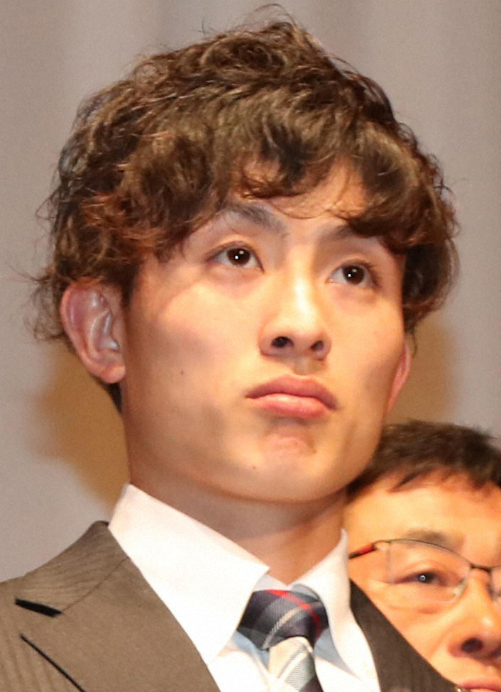 野球 周東佑京が結婚した妻の正体がやばい！ソフトバンクで活躍する「盗塁王」が過小評価されている真相 安すぎる年俸とは！？イケメンプロ野球選手の家族の職業に一同驚愕！- YouTube