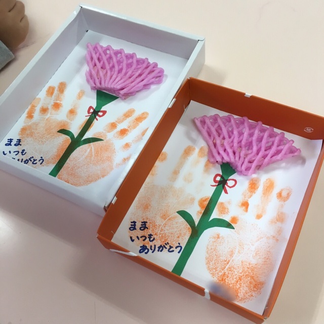 紙皿ポケットのプレゼント〜色々なアレンジが楽しめる母の日製作〜保育と遊びのプラットフォーム ほいくる