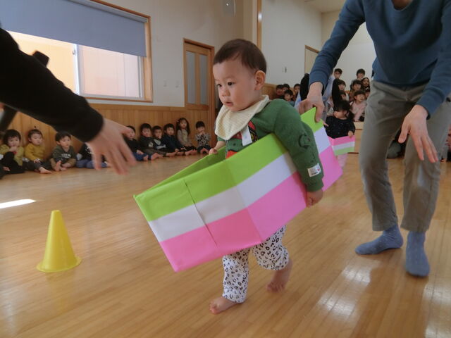 ひなまつり会🎎』 乳児棟では、めろんぐみいちごぐみ合同でひなまつり会を行いました！ ひなまつりのお歌やタオルシアター、ゲームを楽しんだあと、美味しいひなあられをもらいました😋認定あけぼのこども園あけぼのこども園あけぼのっこ栃木県那須塩原市黒磯