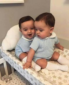 世界一平和な双子の愛情あふれるじゃれ合い