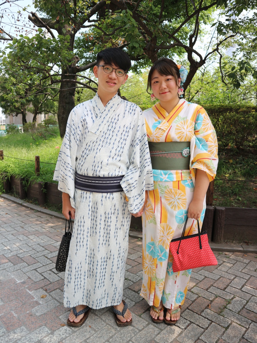 彼氏の顔色をうかがいながら腕を組んじゃう初デート 浴衣 の無料の写真素材 - ID.15690フリー素材 ぱくたそ