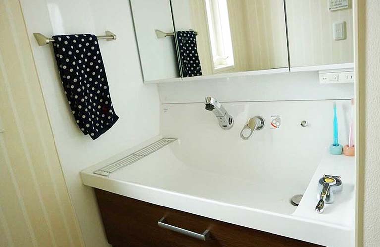 私なら絶対くっつきたくないジョリジョリの髭を 愛おしそうになめまくるかーくん子供の無償の愛やばいSHOEIさんご褒美だと思ってもっと喜んで☝️😐笑 今日のYouTubeはなんと ！ SHOEIさんが禁断のあいつを作りたいと言って自宅を改造してしまったお話です 涙 みんな