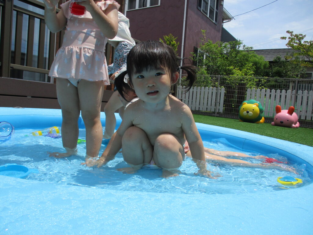 プール後の着替えも頑張るよ☆ 2歳児