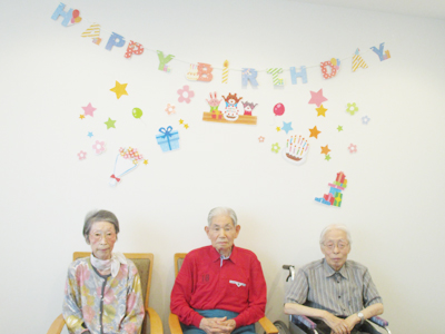 5月お誕生日会 - 吹田市の有料老人ホーム スーパー・コート吹田山手ブログ