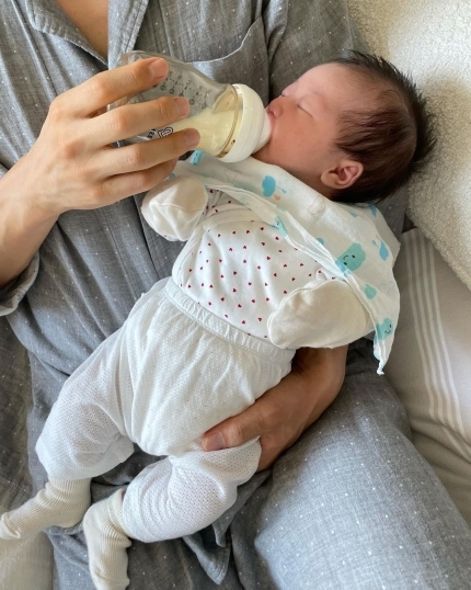 俳優のハン·ジヘが愛らしい家族写真を公開し、温かい笑みを伝えた。10日、ハン·ジヘ は自身のSNSに「写真を撮るのは楽しかった」という文と共に数枚の家族写真を掲載した。公開された写真の中のハン·ジヘは夫- MK