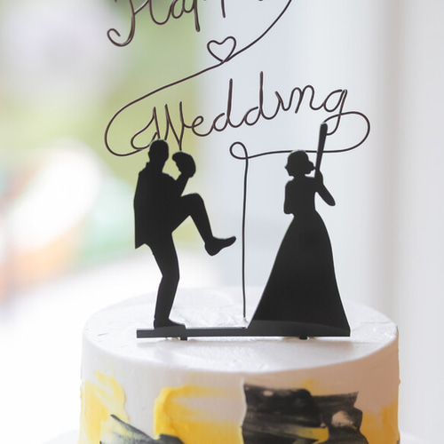 Amazon.co.jp: モダンなウェディングケーキトッパー 花嫁と花婿のハンドメイド置物 装飾用 素朴なケーキトッパー 結婚式用面白いカップルの像 デスクデコレーション、フライングハグ : ホーム＆キッチン