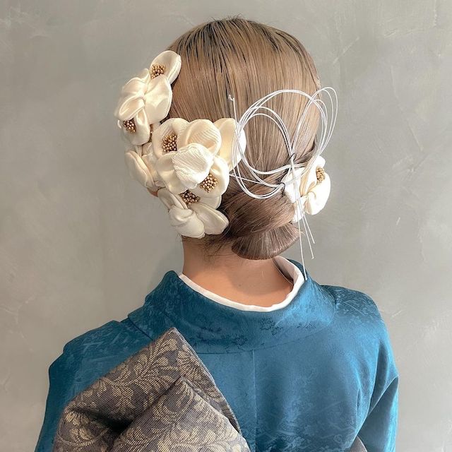 卒業式に人気の髪飾りまとめ✨ 全て当店をご利用いただいたお客様のお写真です。 可愛いらしく、素敵なヘアアレンジばかり♡ ありがとうございます💕 \\オーダーメイド受付中成人式や結婚式のお着物、ドレスに合わせた オーダーメイドも行っております。 →ご希望の