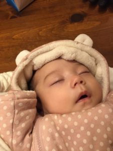 無料素材すやすや眠る日本人の赤ちゃんの写真素材。安心した寝顔がかわいい一枚